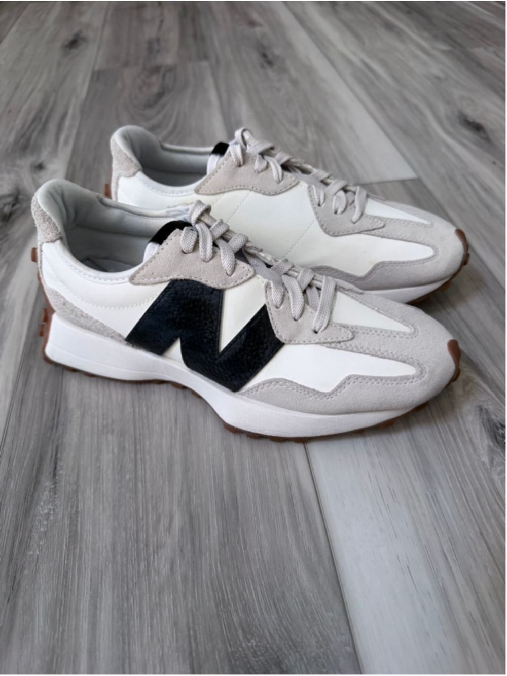 New Balance 327 WS327GD White Black Gum Retro Sneakers Women’s Size 8